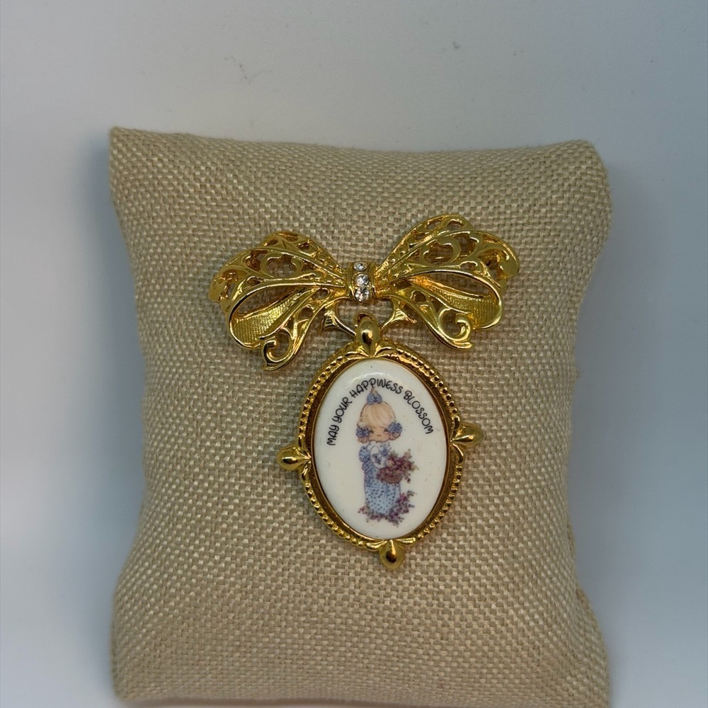 Vintage Precious Moments 1999 “May Your Happiness Blossom” Gold Tone Bow Brooch - Picture 3 of 5